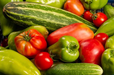 Çeşitli sebzelerin detaylı yüksek kaliteli görüntüleri sebzelerin doğal güzelliği ve dokusuna vurgu yapıyor. Gıda blogcuları, aşçılar veya bitki bazlı mutfaklarla ilgilenen herkes için ideal..