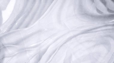 Kusursuz kaleydoskop. Kumaş ipeksi beyaz ve gri. Bu şifonda ultra modern bir baskı ve hassas, havadar bir kalite soyut ipek baskı ile birleştirilmiş..