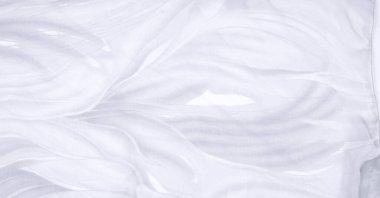 Kusursuz kaleydoskop. Kumaş ipeksi beyaz ve gri. Bu şifonda ultra modern bir baskı ve hassas, havadar bir kalite soyut ipek baskı ile birleştirilmiş..