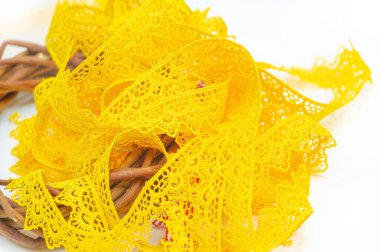 Kıyafetine sarı dantelli kurdele de ekle. Dar şerit çeşitli terzilik ve DIY projelerinde kullanılabilir. Her ürüne zarafet ve kadınlık katar..