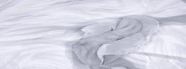 Kusursuz kaleydoskop. Kumaş ipeksi beyaz ve gri. Bu şifonda ultra modern bir baskı ve hassas, havadar bir kalite soyut ipek baskı ile birleştirilmiş..