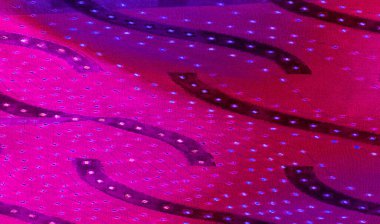 Kusursuz kaleydoskop, pembe ipek. İpek krep sateni parlak önü olan orta ağırlıklı bir kumaştır. Zarif, zengin kumaşlar ve güzel parıltılar lüks tasarımlara izin verir..