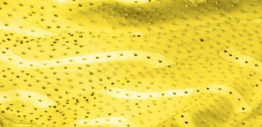 Kusursuz kaleydoskop, sarı ipek. Şık bir sunum için ihtiyacın olan tek şey güneşli sarı ipek bir musluk..