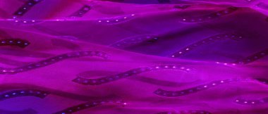 Kusursuz kaleydoskop, pembe ipek. İpek krep sateni parlak önü olan orta ağırlıklı bir kumaştır. Zarif, zengin kumaşlar ve güzel parıltılar lüks tasarımlara izin verir..