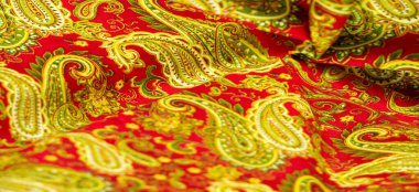 Kırmızı arka planda desenli yeşil desen. Beatles tarafından popüler hale getirilen kovboy ve motorcuların bandanalarını süsledim, hippiler çağına öncülük ettim ve rock 'n roll' un amblemi oldum..