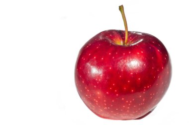 Beyaz arka planda elma. Elmalar çok çeşitli sağlık faydaları sağlayan besleyici bir güç kaynağıdır. Kalorileri düşük ve lifleri yüksek. Vitamin ve mineraller için mükemmel bir kaynak..