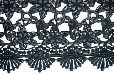 Siyah dantelli kumaş. Çiçek desenli saf pamuk dantel nakışla süslenmiş. Işık Şeffaflığı. Kalıplı. Geçmişi. Desen