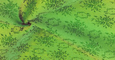 yeşil ipek kumaş. Pürüzsüz yeşil ipek ya da saten lüks kumaş dokusu soyut bir arkaplan olarak kullanılabilir. Lüks arka plan tasarımı. Doku, desen