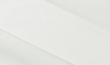 Doku - beyaz ipek. Bu antika beyaz ipek kumaşla klasik bir estetik elde et. Elinde pürüzsüz ve çıtır çıtır, zengin fildişi rengi göz kamaştırıcı bir parıltı yaratır..