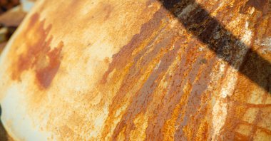 Metal üstüne pas. Doku, arka plan, desen. Demir su ve oksijenle temas ettiğinde paslanır. Deniz suyu veya tuz spreyi gibi tuz varsa, demir daha hızlı paslanma eğilimindedir..