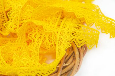 Kıyafetine sarı dantelli kurdele de ekle. Dar şerit çeşitli terzilik ve DIY projelerinde kullanılabilir. Her ürüne zarafet ve kadınlık katar..