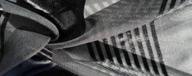 İpek kumaş. Farklı boyutlarda çizgileri olan şeffaf ipek kumaş, siyah. doku, arkaplan, desen,