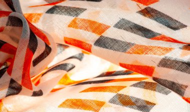 Doku. Geçmişi. Şablon. Kırmızı ve siyah geometrik eşkenar dörtgen şekilli bej ipek kumaş.