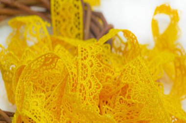 Sarı dantel kurdeleli her kıyafete renk katar. İlginç ve benzersiz bir görünüm yaratmak için kolaylıkla süslenebilen kıyafetler. Dayanıklılık ve dayanıklılık için yüksek kaliteli malzemeden yapılmıştır..