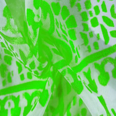 İpek kumaş, yeşil kumaş. Beyaz arka planda zarif çiçeklerin gölgeleri, Paisley 'nin fotoğrafı. Doku, desen, koleksiyon