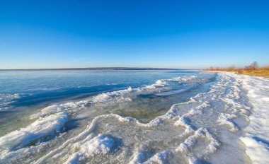 Kameranızla kışın güzelliği. Aralık ayında donmuş manzaraları ve eşsiz fotoğraf fırsatlarını araştırın. Buzun nehri dondurduğu anı dondur. Buzlu bir nehirde olgunlaşmamış buz.