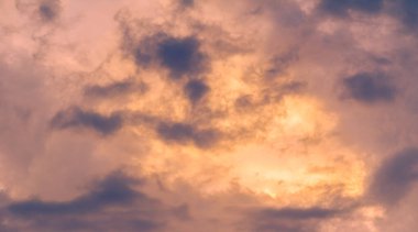 Gün batımının bulutları romantizm. Hayatta birçok şey bekleyebilir, ama gün batımı beklemez, izle.