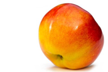 Beyaz arka planda elma. Elmaya bayılırım. Bana göre, meyveler inkar edilemez. Cennet bahçesinden geliyorlar.