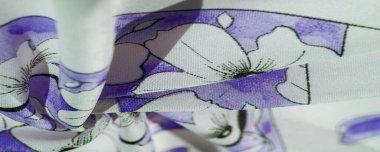 İpek kumaş, mavi ve beyaz, yeşil gölgeli, pürüzsüz zarif kumaş, beyaz arka planda bölünmüş. arkaplan dokusu, 