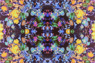 Kusursuz doku, parlak büyük çiçekler, çoğunlukla siyah çizgilerle kaplanmış, gecenin karanlığında yüzen siyah tohum benzeri noktalarla noktalanmış..