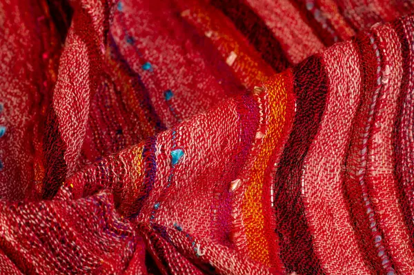 Eenvoudige Gestreepte Rode Wollen Sjaal Met Pailletten Kwaliteit Fijne Afwerking Rechtenvrije Stockafbeeldingen