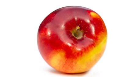 Beyaz arka planda elma. Elmalar çok çeşitli sağlık faydaları sağlayan besleyici bir güç kaynağıdır. Kalorileri düşük ve lifleri yüksek. Vitamin ve mineraller için mükemmel bir kaynak..