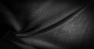 Koyu siyah şifon ipeği, bükülmüş iplik kullanımı nedeniyle hafif pürüzlü (matte, creped) yumuşak şeffaf bir kumaştır. Arkaplan dokusu