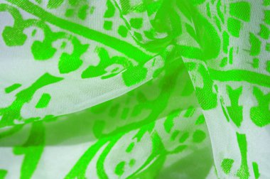 İpek kumaş, yeşil kumaş. Beyaz arka planda zarif çiçeklerin gölgeleri, Paisley 'nin fotoğrafı. Doku, desen, koleksiyon