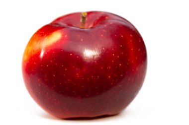 Beyaz arka planda elma. Elmalar bir sürü besin kaynağı olan gevrek meyvelerdir..