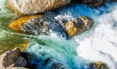 Dağlarda yaz. Dağlık arazide bir nehir. Yaz manzarası. Binlerce yorgun, sinirli, aşırı medeni insan, dağlara gitmenin eve gitmek demek olduğunu anlamaya başlıyor..