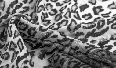 İpek kumaştan siyah beyaz leopar desenli. Leopar desenli hafif ipek senin tasarımına mükemmel uyacak, şık görünüyor ve kaba değil! Doku, arkaplan, desen