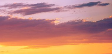 Gün batımının bulutları romantizm. Hayatta birçok şey bekleyebilir, ama gün batımı beklemez, izle.