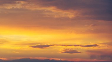 Gün batımının bulutları romantizm. Hayatta birçok şey bekleyebilir, ama gün batımı beklemez, izle.