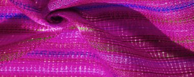 Kırmızı-mavi-yeşil çizgili yakut kırmızısı kumaş, çok açık elastik forma, ışık parıltısı. desen arkaplan, desen kartpostal