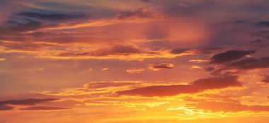 Gün batımının bulutları romantizm. Hayatta birçok şey bekleyebilir, ama gün batımı beklemez, izle.