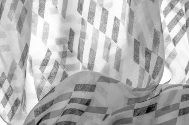 Siyah geometrik eşkenar dörtgen şekilli beyaz ipek kumaş. Karanlık. Geçmişi. Şablon.