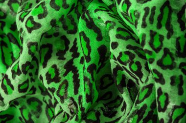 İpek kumaş yeşil, leopar desenli. Hafif leopar desenli ipek senin tasarımın için mükemmel, şık görünüyor ve kaba değil! Doku, arkaplan, desen