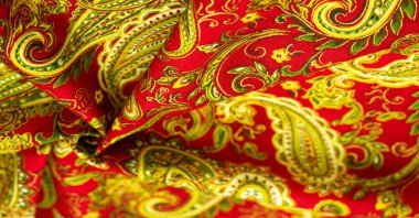 Kırmızı arka planda desenli yeşil desen. Beatles tarafından popüler hale getirilen kovboy ve motorcuların bandanalarını süsledim, hippiler çağına öncülük ettim ve rock 'n roll' un amblemi oldum..