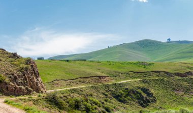 Dağlarda yaz. Yol dağlık arazide uzanıyordu. Hiçbir dağ bana yaklaşamadı. Bu yüzden hep onlara gidiyorum.