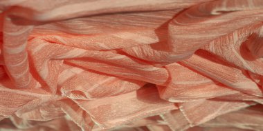 İpek kumaş. Kahverengi kırışık kumaş dokusu. Kahverengi buruşuk, dalgalı yüzey dokusu. Yakın plan, arkaplan, desen