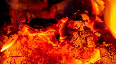 Şöminede yangın var. Yangının etrafındaki aydınlık alan kendi küçük bölgesini oluşturur. Ateş ışığında, çevrenizdeki her şeyi unutmak kolaydır.)