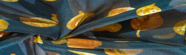 İpek kumaş, mavi ve sarı sonbahar yaprakları. Doku, arkaplan deseni