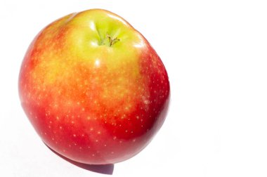 Beyaz arka planda elma. Elmalar bir sürü besin kaynağı olan gevrek meyvelerdir..