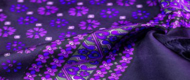 Mavi ve mor çiçekli koyu mavi ipek kumaş, yoğun kumaş, triasetat liflerine dayalı çift taraflı..