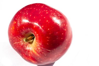 Beyaz arka planda elma. Elmaya bayılırım. Bana göre, meyveler inkar edilemez. Cennet bahçesinden geliyorlar.