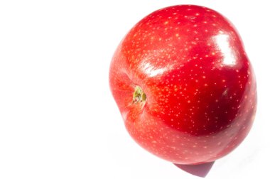 Beyaz arka planda elma. Pectin, quercetin, prosiyanidin ve C vitamini içerirler. Bunlar kanser ve hastalıkların önlenmesinde faydalıdır..