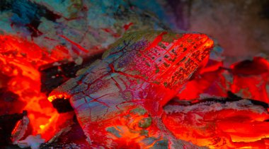 Şöminede yangın var. Yangının etrafındaki aydınlık alan kendi küçük bölgesini oluşturur. Ateş ışığında, çevrenizdeki her şeyi unutmak kolaydır.)