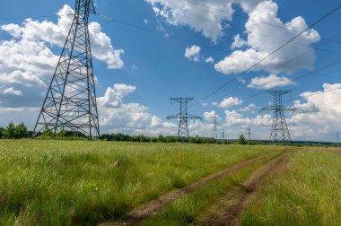 Yüksek voltaj direklerinin silueti, güç kulesi, elektrik direği, çelik kafesli kule, öğleden sonra Avrupa 'da. Doku yüksek voltaj sütunu, başınızın üstünde güç hattı.