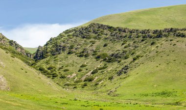 Dağlarda yaz. Dağlar hem bir yolculuk hem de bir hedeftir. Bizi yamaçlarına tırmanmaya, kanyonlarını keşfetmeye ve zirvelerine tırmanmaya zorluyorlar..