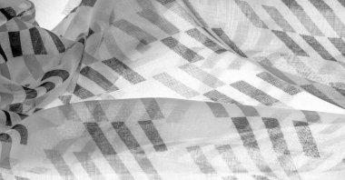 Siyah geometrik eşkenar dörtgen şekilli beyaz ipek kumaş. Karanlık. Geçmişi. Şablon.